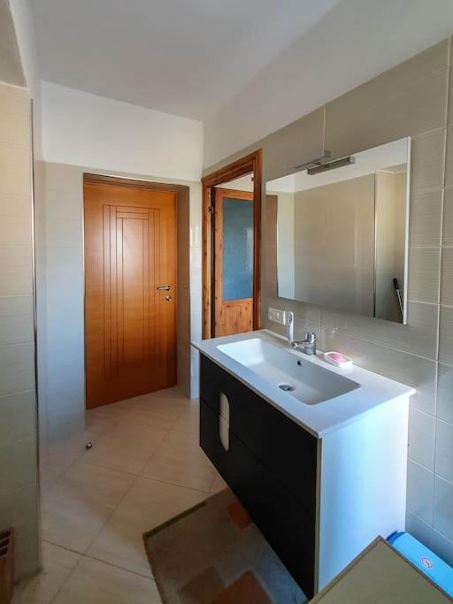 Lovely 2 Bedroom Condo With Parking On Premises! Berat Exterior photo